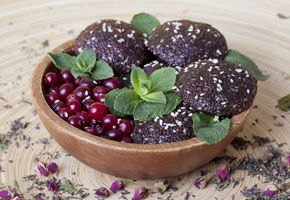 raw food cookies with cranberries, sesame seeds, apple and mint