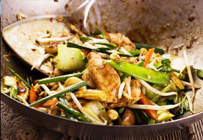 stir fry skillet with chicken, peppers and bean sprouts